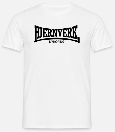 Vit t-shirt med texten "HJERNVERK" i stora svarta bokstäver.